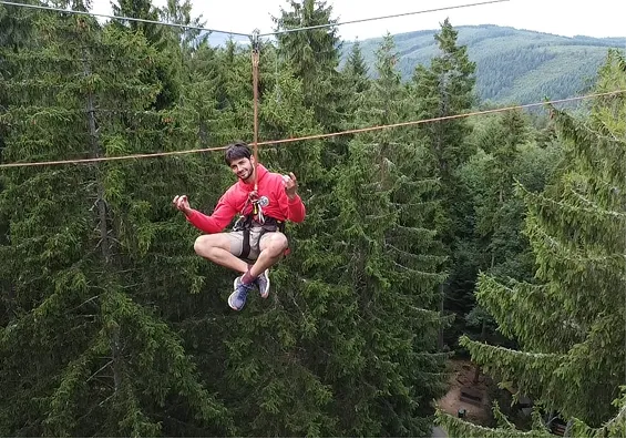 Tyrolienne en forêt