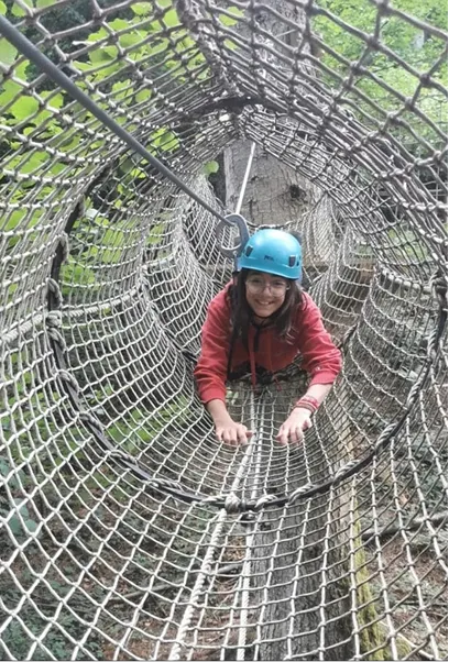 Enfant dans filet suspendu